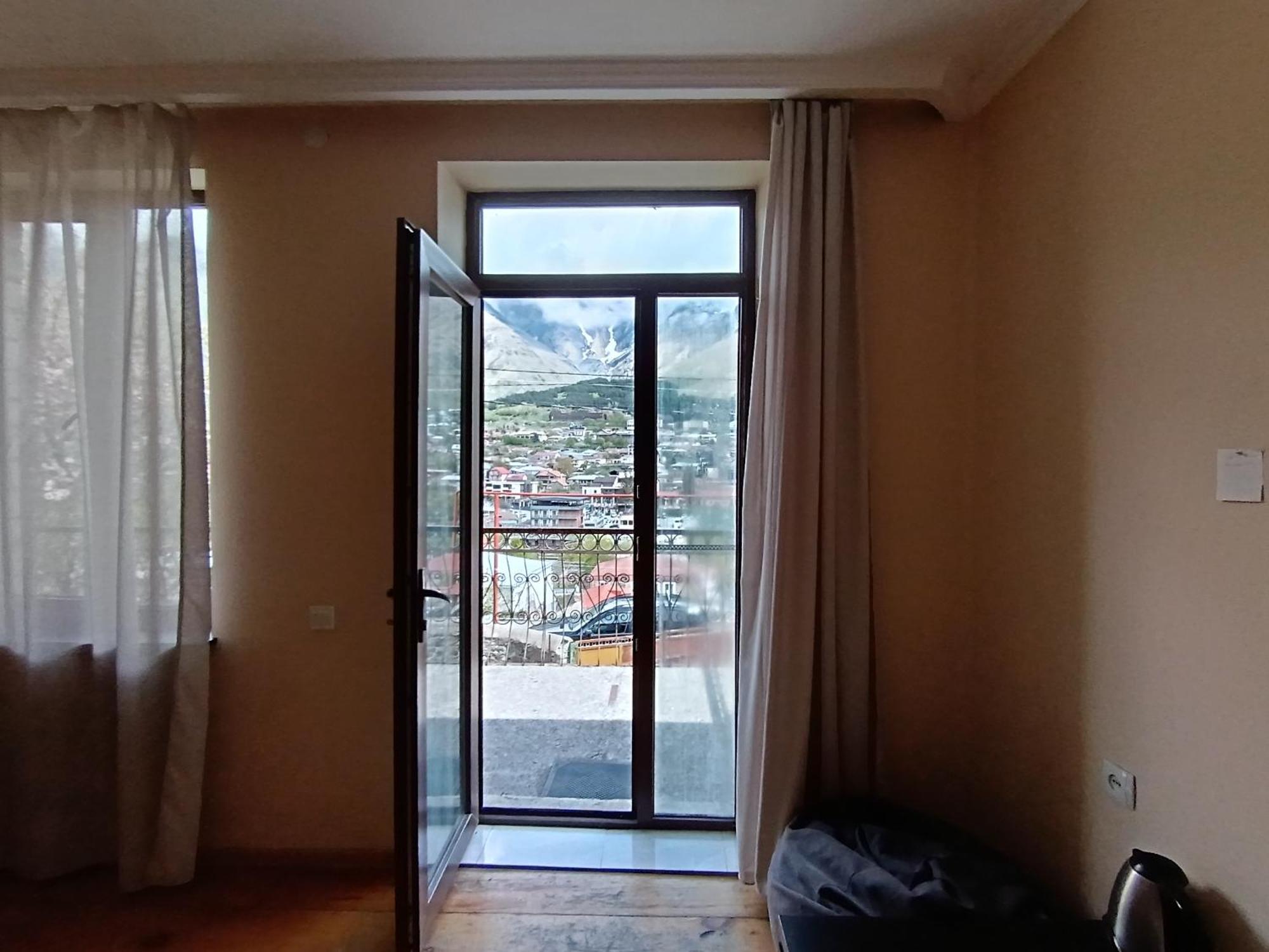 Belas Guesthouse Stepantsminda Exterior foto